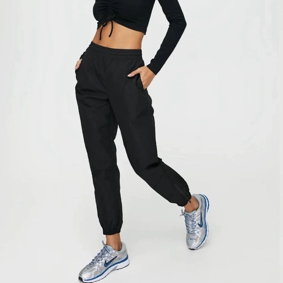 ARITZIA TNA The Rush Windbreaker Atheleisure Black Jogger Style Pants - Picture 1 of 12